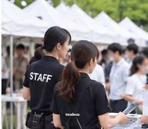 야외 공식행사 현장을 운영하는 BMM 스태프